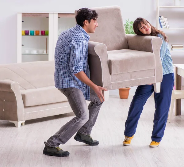 Sillón hombre en movimiento en la sala de estar — Foto de Stock