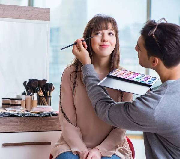 Man gör make-up för söt kvinna i skönhetssalong — Stockfoto