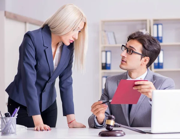 Advogado discutindo caso legal com o cliente — Fotografia de Stock