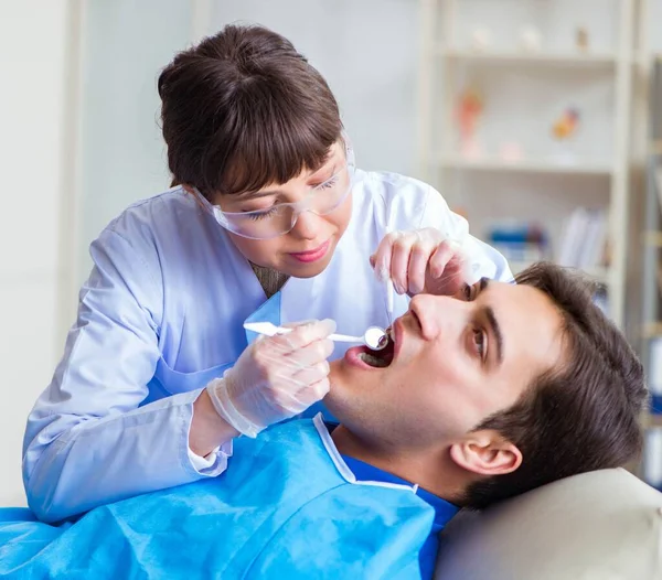 Woman dentist doctor with male patient in hospital — Stock Photo, Image