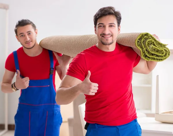 Two contractor employees moving personal belongings — Stock Photo, Image