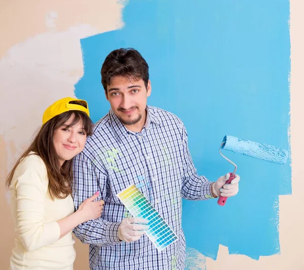 Esposo y esposa haciendo renovación en casa —  Fotos de Stock