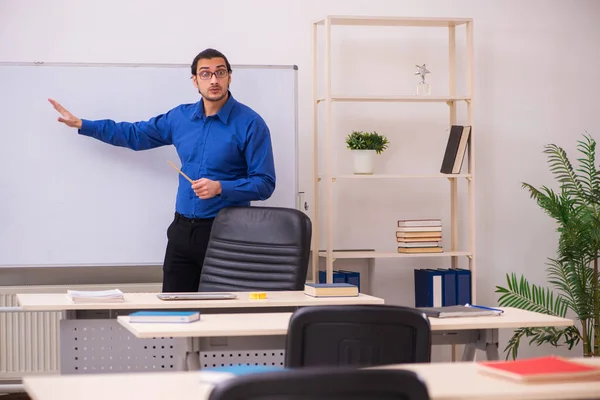 Junger männlicher Lehrer vor Whiteboard — Stockfoto