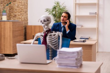 Ofiste çalışan ölü bir çalışan.