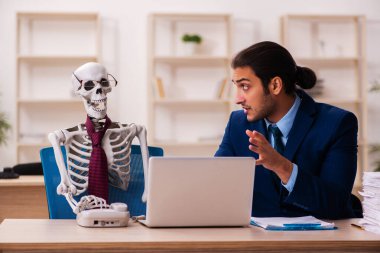 Ofiste çalışan ölü bir çalışan.