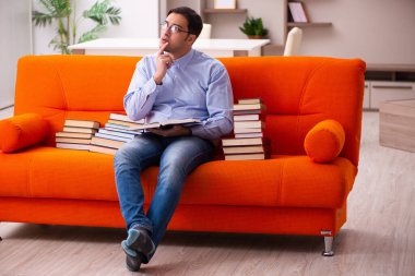 Evde sınava hazırlanan genç bir erkek öğrenci.