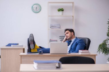 Genç erkek çalışanın aşırı işten memnun olmaması.