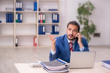 Ofiste çalışan genç bir erkek.