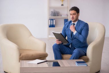 Genç erkek çalışan iş görüşmesini bekliyor.