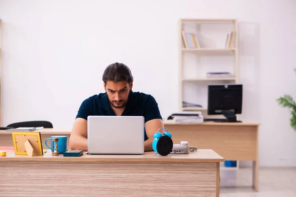 Joven empleado masculino que trabaja en el lugar de trabajo — Foto de Stock