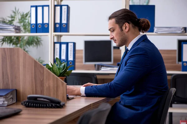 Ung manlig anställd som arbetar på kontoret — Stockfoto