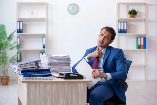 사무실에서 계약서를 읽고 있는 젊은 남성 고용인 — 스톡 사진