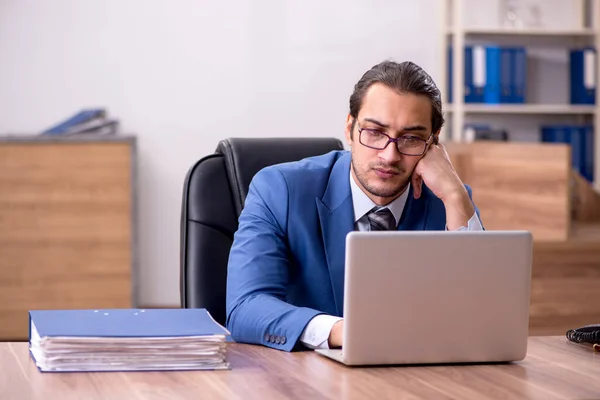 Jeune employé masculin assis sur le lieu de travail — Photo