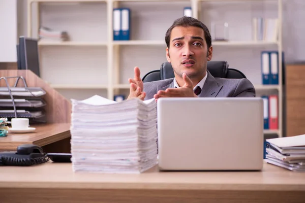 Junge männliche Mitarbeiter extrem müde von exzessiver Arbeit — Stockfoto