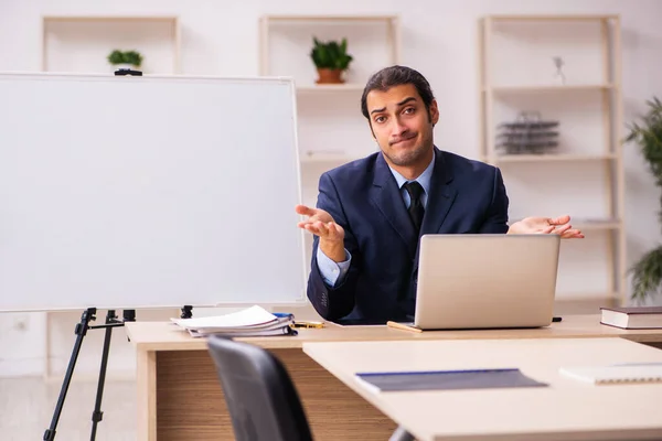 Jovem empregador masculino na frente do quadro branco — Fotografia de Stock