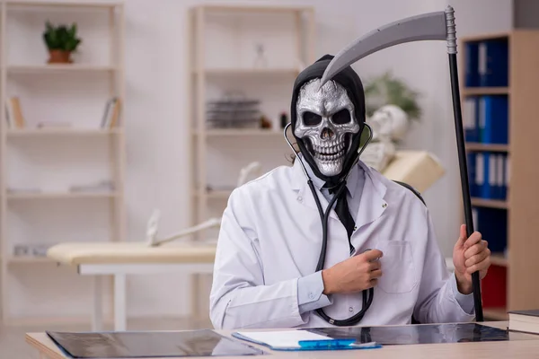 Magere Hein dokter onderzoekt skelet patiënt — Stockfoto