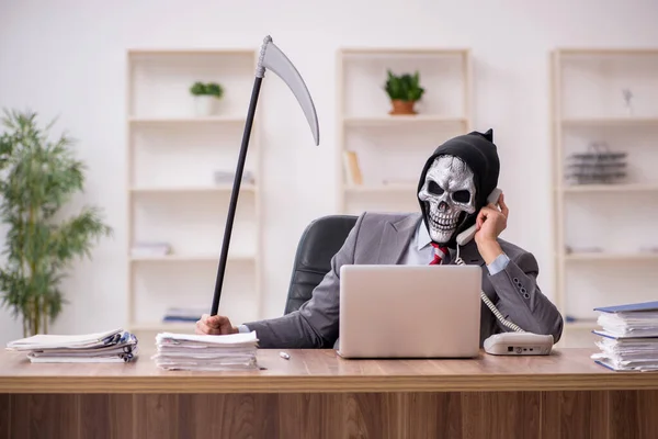 Duivelse zakenman op het werk — Stockfoto