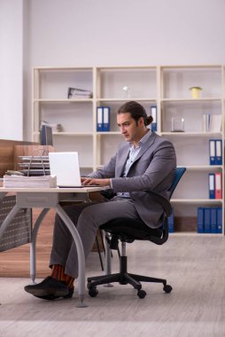 Ofiste çalışan genç bir erkek.