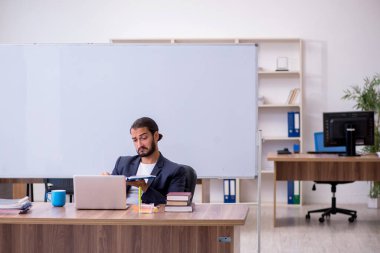 Sınıftaki genç erkek öğretmen.