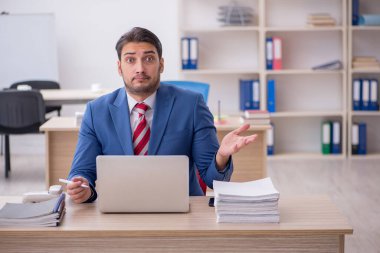 Ofiste çalışan çekici bir genç.