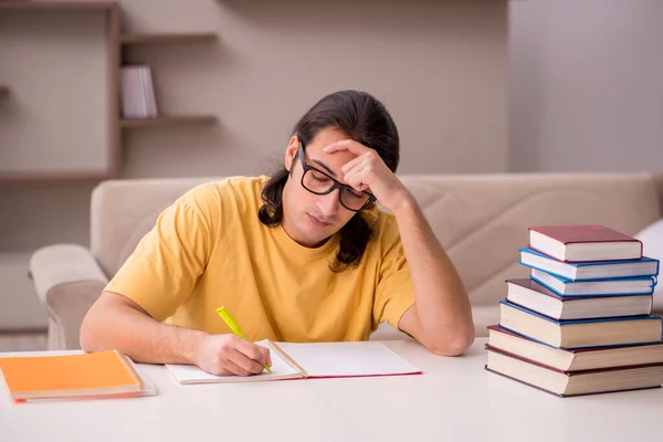 Jovem estudante do sexo masculino se preparando para exames em casa — Fotografia de Stock