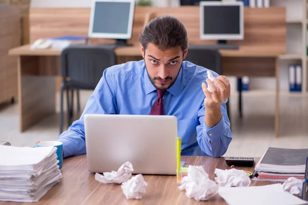 Joven empleado masculino en el concepto de lluvia de ideas — Foto de Stock