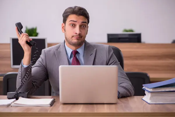 Jeune homme d'affaires employé travaillant dans le bureau — Photo