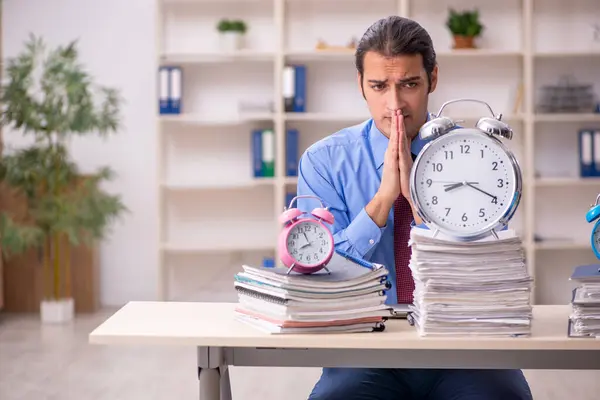 Ung manlig anställd i time management koncept — Stockfoto