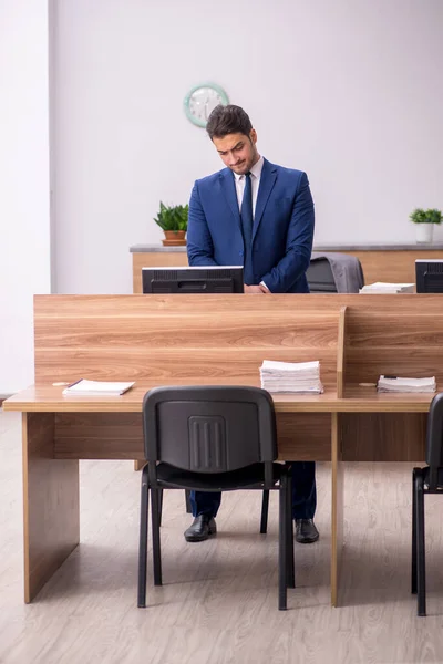 Jovem empresário empregado que trabalha no escritório — Fotografia de Stock