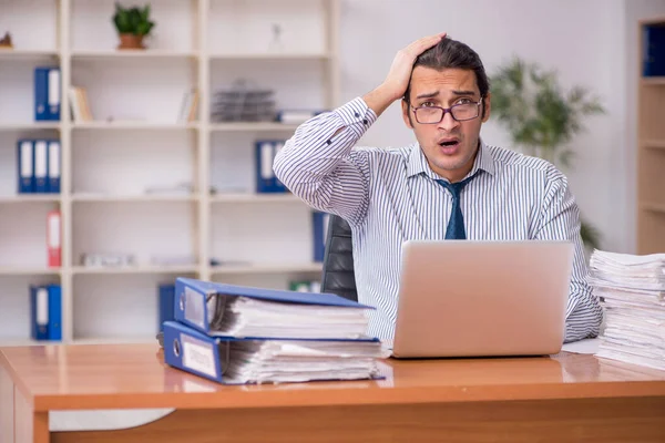 Jeune employé masculin mécontent du travail excessif au bureau — Photo