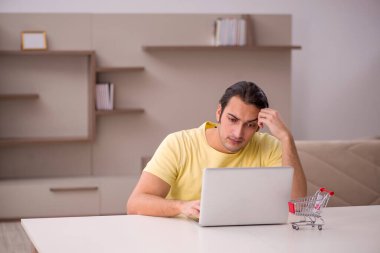 Evdeki e-ticaret konsepti genç adam.