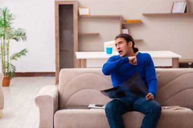 Evde acı çeken genç hasta adam.