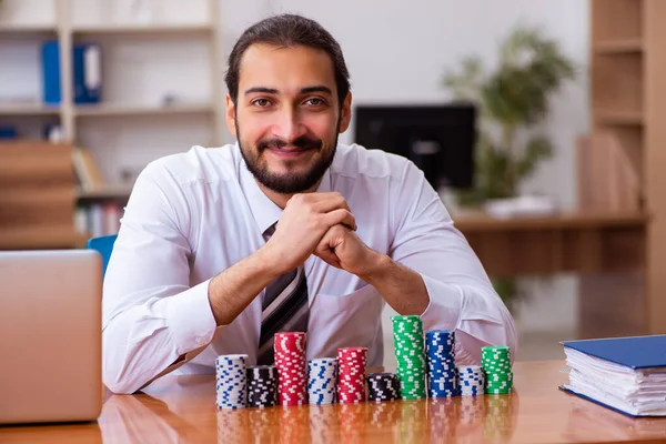 Jonge mannelijke werknemer in het gokconcept — Stockfoto