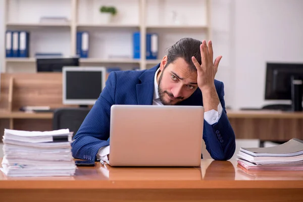 Giovane imprenditore dipendente infelice con il lavoro eccessivo nel del — Foto Stock