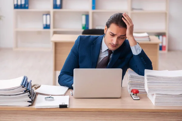 Junge männliche Mitarbeiter unzufrieden mit exzessiver Arbeit — Stockfoto