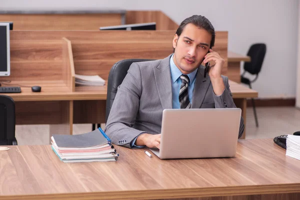 Young male employee working in the office — Stock Photo, Image