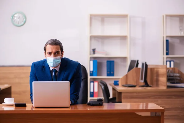 사무실에서 마스크를 쓰고 일하는 젊은 남성 고용인 — 스톡 사진