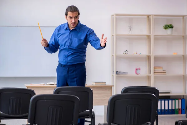 Joven entrenador de negocios masculino haciendo presentación durante pandemia — Foto de Stock