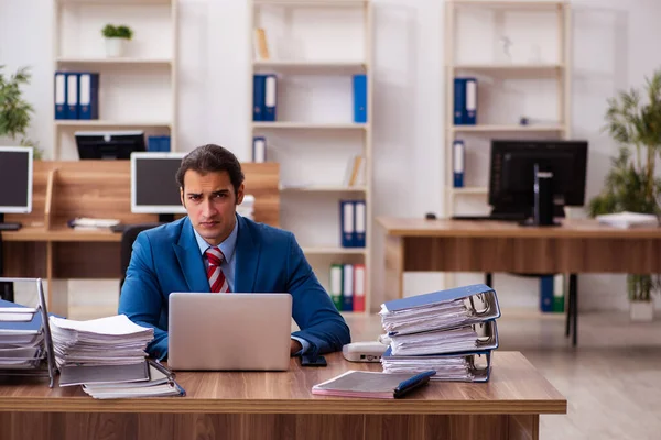 Jeune employé masculin travaillant au bureau — Photo