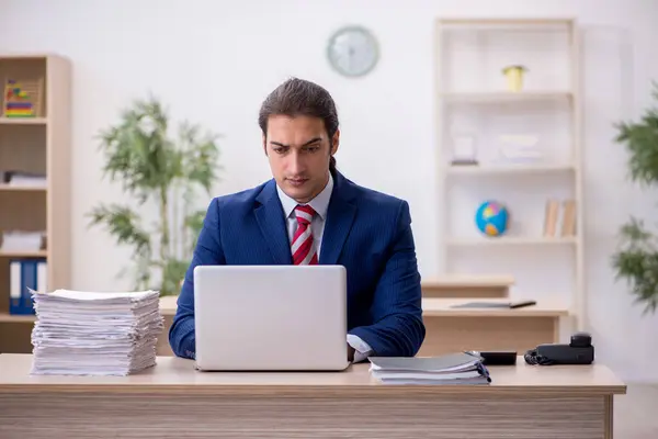 Junge männliche Angestellte sitzen im Büro — Stockfoto