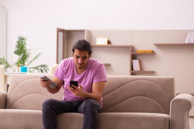 Genç adam salgın sırasında evde kalıyor.