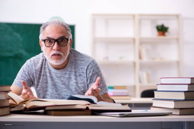 Sınav hazırlıkları sırasında yorgun düşen yaşlı bir erkek öğrenci.