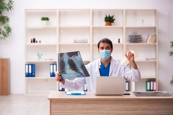 Jeune médecin radiologue portant un masque facial pendant une pandémie — Photo