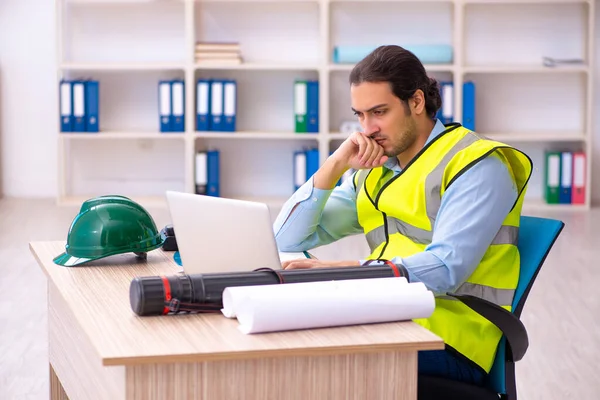 Junger männlicher Architekt arbeitet im Büro — Stockfoto