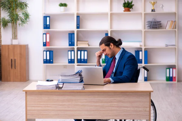 Junge behinderte Angestellte im Büro — Stockfoto