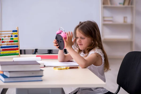 Menina pequena se preparando para exames em casa — Fotografia de Stock