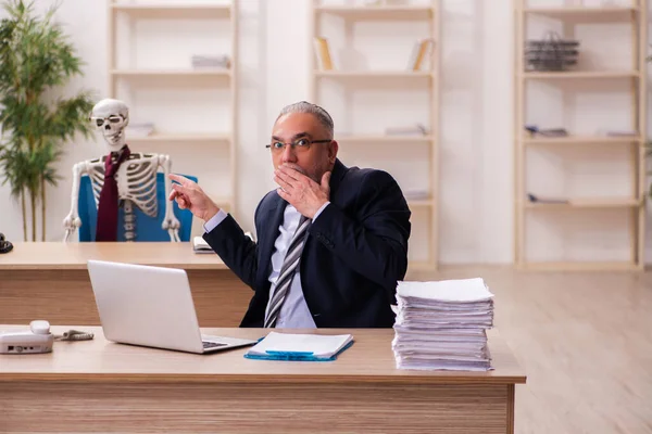 Dead employee working in the office — Stock Photo, Image