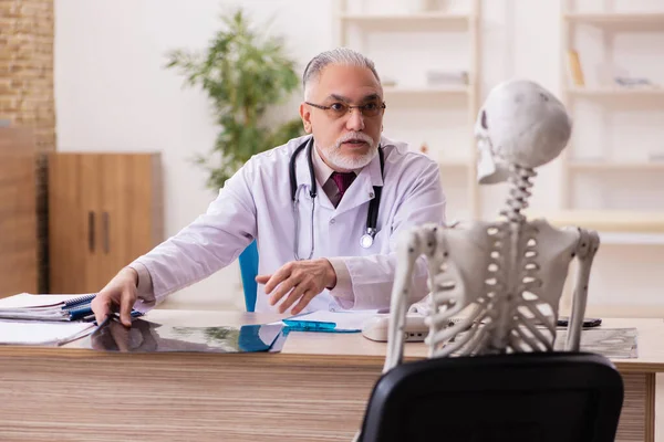Dode patiënt op bezoek bij oude mannelijke arts radioloog — Stockfoto