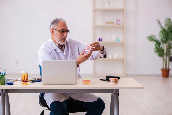 Viejo dentista masculino que trabaja en la clínica —  Fotos de Stock