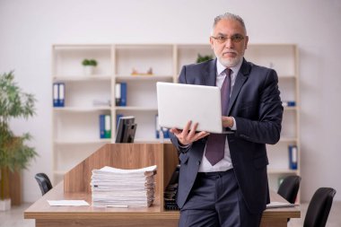 Eski erkek işveren ve ofiste çok fazla iş var.